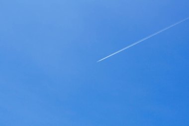 Bir yolcu jeti mavi gökyüzünün üzerinde iz bırakıyor ve havayolu şirketi, Kokoviç 'in zehirlenmesinden sonra faaliyete geçiyor.