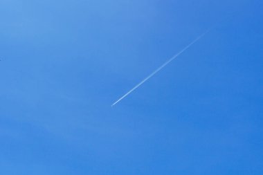 Bir yolcu jeti mavi gökyüzünün üzerinde iz bırakıyor ve havayolu şirketi, Kokoviç 'in zehirlenmesinden sonra faaliyete geçiyor.