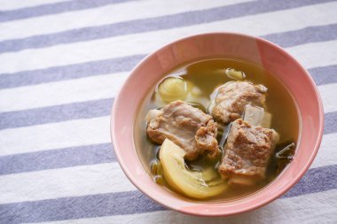 Domuz pirzolası ve lahana turşusu çorbası Tayland yemeği. Tatlandırması ve yumuşatması kolay.