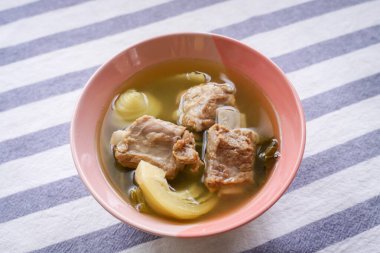 Domuz pirzolası ve lahana turşusu çorbası Tayland yemeği. Tatlandırması ve yumuşatması kolay.