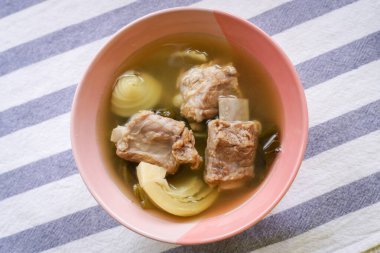 Domuz pirzolası ve lahana turşusu çorbası Tayland yemeği. Tatlandırması ve yumuşatması kolay.