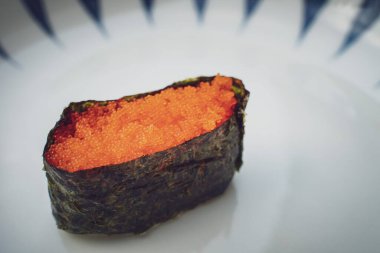 Karides yumurtası suşisi basit bir Japon yemeğidir. Deniz ürünleri çok lezzetli. Suşi restoranı konsepti.