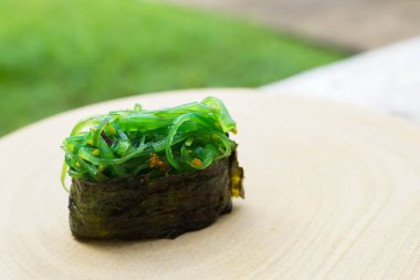 Deniz yosunu suşisi basit bir Japon yemeğidir. Deniz ürünleri çok lezzetli. Suşi restoranı konsepti.