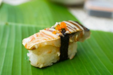 Ton balığı suşisi basit bir Japon yemeğidir. Deniz ürünleri çok lezzetli. Suşi restoranı konsepti.