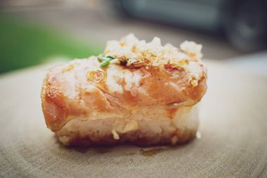 Ateşte kızartılmış ton balığı suşisi basit bir Japon yemeğidir. Deniz ürünleri çok lezzetli. Suşi restoranı konsepti.