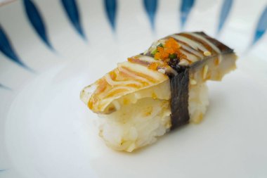 Ton balığı suşisi basit bir Japon yemeğidir. Deniz ürünleri çok lezzetli. Suşi restoranı konsepti.