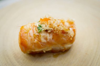 Ateşte kızartılmış ton balığı suşisi basit bir Japon yemeğidir. Deniz ürünleri çok lezzetli. Suşi restoranı konsepti.