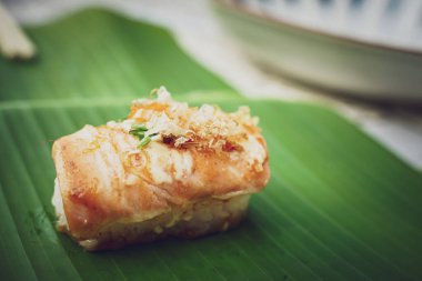 Ateşte kızartılmış ton balığı suşisi basit bir Japon yemeğidir. Deniz ürünleri çok lezzetli. Suşi restoranı konsepti.