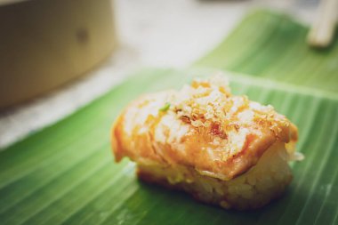 Ateşte kızartılmış ton balığı suşisi basit bir Japon yemeğidir. Deniz ürünleri çok lezzetli. Suşi restoranı konsepti.