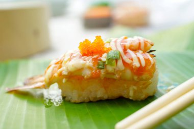 Ateşte kızartılmış karides suşisi basit bir Japon yemeğidir. Deniz ürünleri çok lezzetli. Suşi restoranı konsepti