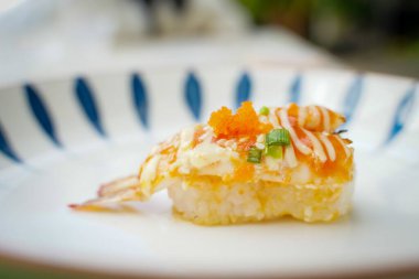 Ateşte kızartılmış karides suşisi basit bir Japon yemeğidir. Deniz ürünleri çok lezzetli. Suşi restoranı konsepti