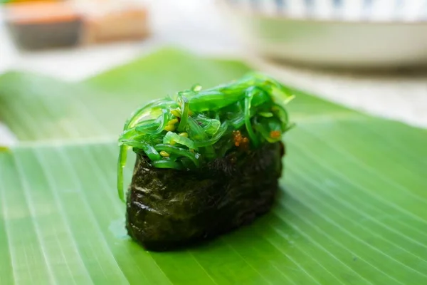 Sushi Algas Marinas Plato Japonés Sencillo Marisco Delicioso Concepto Restaurante — Foto de Stock