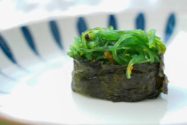 Суши Водорослей Простое Японское Блюдо Морепродукты Вкусные Концепция Ресторана Суши — стоковое фото