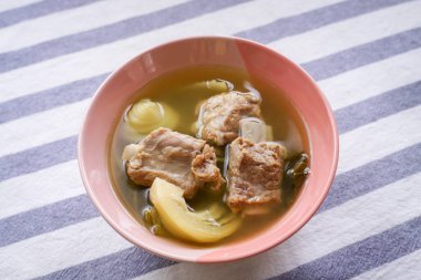 Domuz pirzolası ve lahana turşusu çorbası Tayland yemeği. Tatlandırması ve yumuşatması kolay.