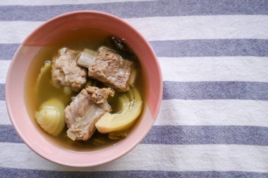 Domuz pirzolası ve lahana turşusu çorbası Tayland yemeği. Tatlandırması ve yumuşatması kolay.