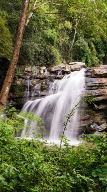 Büyük ormandaki şelale çok güzeldir ve yağmur mevsiminde daha az bilinir ve tehlikelidir..