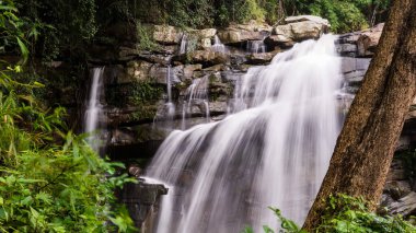 Büyük ormandaki şelale çok güzeldir ve yağmur mevsiminde daha az bilinir ve tehlikelidir..