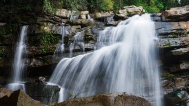 Büyük ormandaki şelale çok güzeldir ve yağmur mevsiminde daha az bilinir ve tehlikelidir..