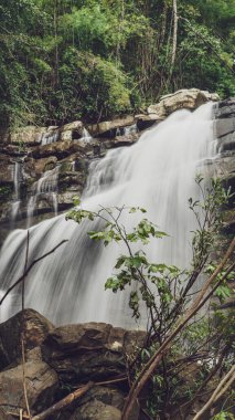 Büyük ormandaki şelale çok güzeldir ve yağmur mevsiminde daha az bilinir ve tehlikelidir..