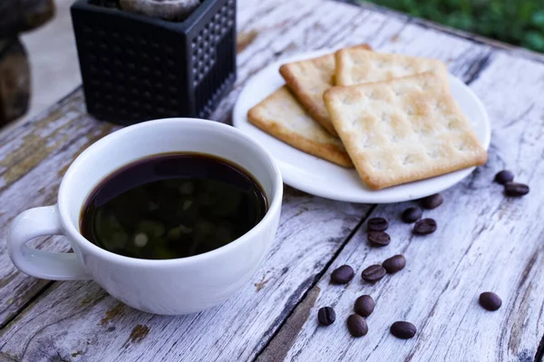 Café Preto Quente Uma Xícara Branca Biscoitos São Intensos Bem — Fotografia de Stock