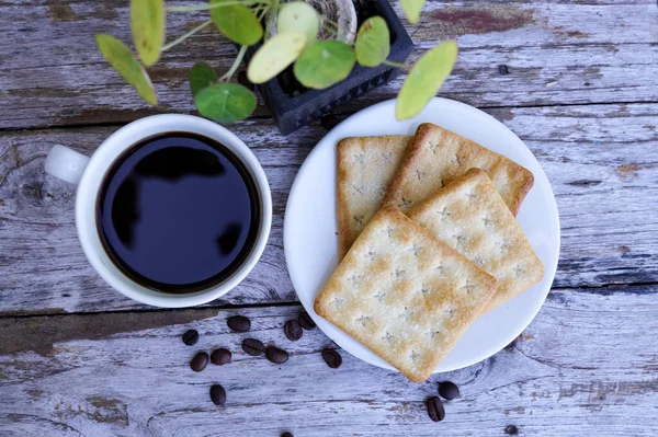 Caffè Nero Caldo Una Tazza Bianca Cracker Sono Intensi Vanno — Foto Stock