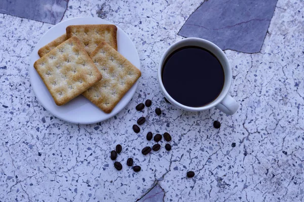 Ζεστός Μαύρος Καφές Ένα Λευκό Φλιτζάνι Και Κράκερ Είναι Έντονα — Φωτογραφία Αρχείου