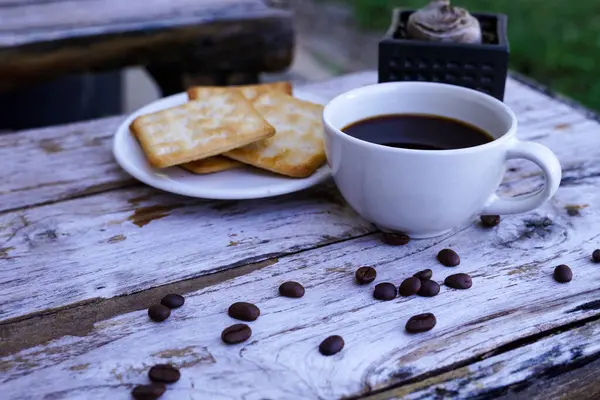 Café Preto Quente Uma Xícara Branca Biscoitos São Intensos Bem — Fotografia de Stock