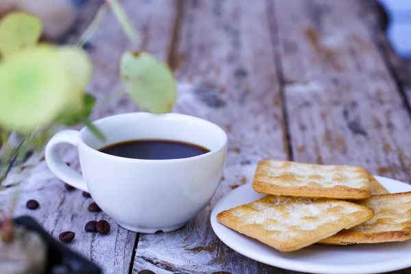 Der Heiße Schwarze Kaffee Einer Weißen Tasse Und Die Cracker — Stockfoto