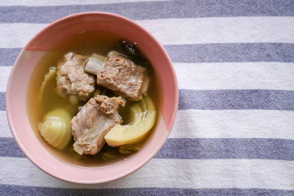 Domuz pirzolası ve lahana turşusu çorbası Tayland yemeği. Tatlandırması ve yumuşatması kolay.