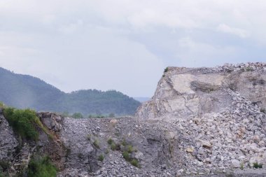 Kireçtaşı dağları, yağmur mevsiminde meydana gelen patlamadan sonra büyük ve güzel bir gölet oluşturur..