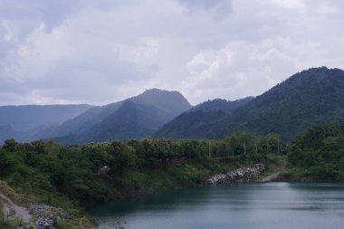 Kireçtaşı dağları, yağmur mevsiminde meydana gelen patlamadan sonra büyük ve güzel bir gölet oluşturur..
