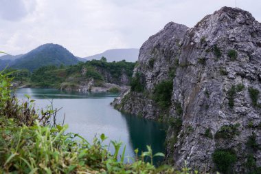Kireçtaşı dağları, yağmur mevsiminde meydana gelen patlamadan sonra büyük ve güzel bir gölet oluşturur..
