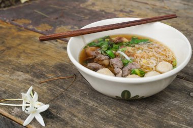 Tayland Biftek Çorbası taze et, güveç ve köfte içerir. Lezzetli bir yemektir ve çok popülerdir..