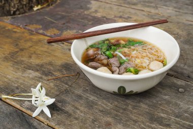 Tayland Biftek Çorbası taze et, güveç ve köfte içerir. Lezzetli bir yemektir ve çok popülerdir..