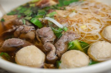 Tayland Biftek Çorbası taze et, güveç ve köfte içerir. Lezzetli bir yemektir ve çok popülerdir..