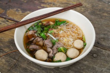 Tayland Biftek Çorbası taze et, güveç ve köfte içerir. Lezzetli bir yemektir ve çok popülerdir..