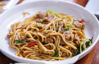 Baharatlı domuz etli spagetti Tayland halkının bir diğer favorisi ve tadı da çok güzel..