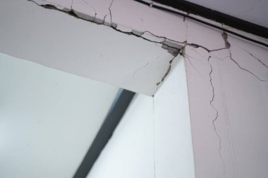 Standart olmayan evler, kırık kirişler, çatlak duvarlar ve ev sübvansiyonu..