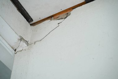 Standart olmayan evler, kırık kirişler, çatlak duvarlar ve ev sübvansiyonu..