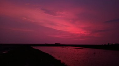 kırmızı gün batımı nehrin üzerinde