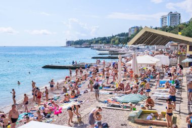 Gurzuf, Kırım - 12 Eylül 2021: Birçok insanla dolu şehir plajı