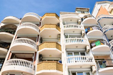 Kırım 'daki Utyos (Uteler) köyündeki toprak toprak toprak zeminde kar beyazı binaların üst katları. Eylül 2021