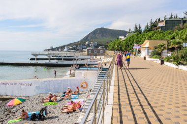 Alushta, Kırım - 11 Eylül 2021: şehir seti ve plajı. Castel Dağı ve Profesörlerin Köşesi önümüzde.