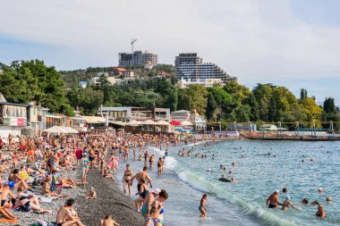 Alushta, Kırım Cumhuriyeti - 11 Eylül 2021: Alushta 'daki Central City plajı, şehrin en kalabalık plajı.
