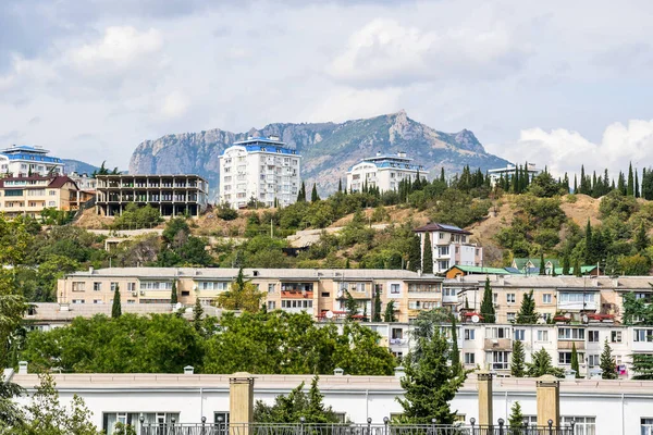 Alushta şehri ve Kırım 'daki Demerdzhi Dağı manzarası. Eylül 2021