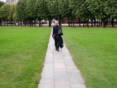 Paris, Fransa - 18 Ekim 2005: Engellilerin merdiveninde abartılı siyah etekli bir kadın (Escplanade des invalides)