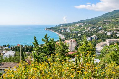 Karadeniz kıyısındaki Kırım 'daki Gurzuf köyünün batı kısmının manzarası. Eylül 2021