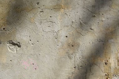 Eski, sıva kaplı çatlak duvar. Gri renk