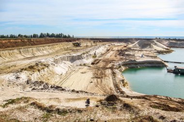 Rusya 'nın bozkırlarında bir su deposu olan açık bir kum çukuru.