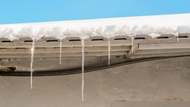 Buz saçakları mavi gökyüzüne karşı. Arkaplan